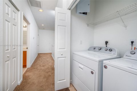 Купить таунхаус в Окленд-Парк, Флорида 3 спальни, 135.54м2, № 1984115 - фото 30