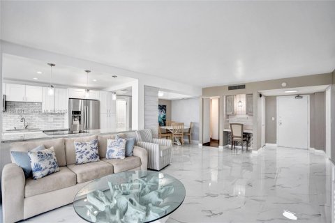Condo in South Palm Beach, Florida, 2 bedrooms  № 1953417 - photo 1