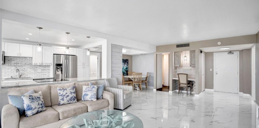 Condo in South Palm Beach, Florida, 2 bedrooms  № 1953417