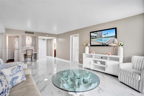 Condo in South Palm Beach, Florida, 2 bedrooms  № 1953417 - photo 26