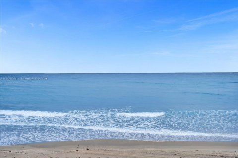 Condo in South Palm Beach, Florida, 2 bedrooms  № 1953417 - photo 14
