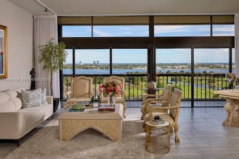 Condo in West Palm Beach, Florida, 2 bedrooms  № 1991353 - photo 1