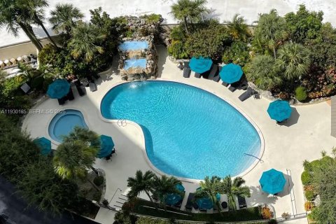 Condo in West Palm Beach, Florida, 2 bedrooms  № 1991353 - photo 15