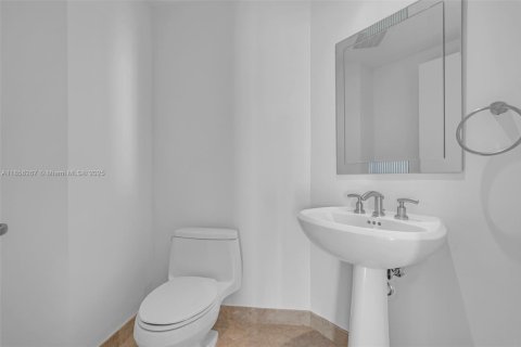 Condo in Miami, Florida, 2 bedrooms  № 1878719 - photo 25