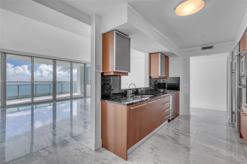 Condo in Miami, Florida, 2 bedrooms  № 1878719 - photo 5