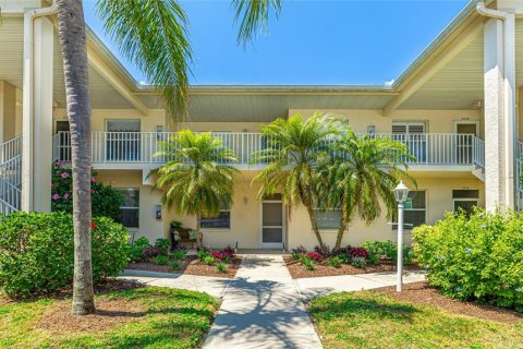 Condo in Sarasota, Florida, 2 bedrooms  № 1650443 - photo 1