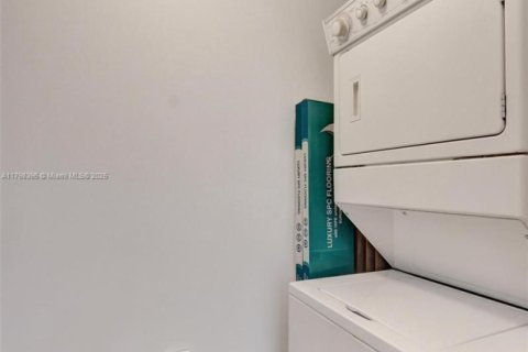 Condominio en venta en Hallandale Beach, Florida, 2 dormitorios, 100.43 m2 № 2035179 - foto 29