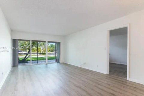 Купить кондоминиум в Уэстон, Флорида 2 спальни, 102.75м2, № 2069449 - фото 3