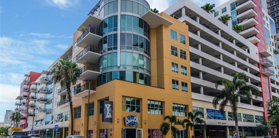 Condominio en Tampa, Florida, 2 dormitorios  № 2433256