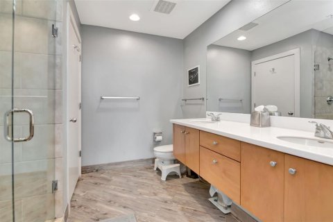 Condominio en alquiler en Tampa, Florida, 2 dormitorios, 122.63 m2 № 2433256 - foto 16