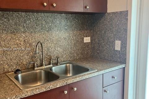 Townhouse in Miami, Florida 2 bedrooms, 144.93 sq.m. № 2068175 - photo 15