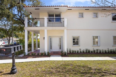 Townhouse in Miami, Florida 3 bedrooms, 211.82 sq.m. № 2040545 - photo 2