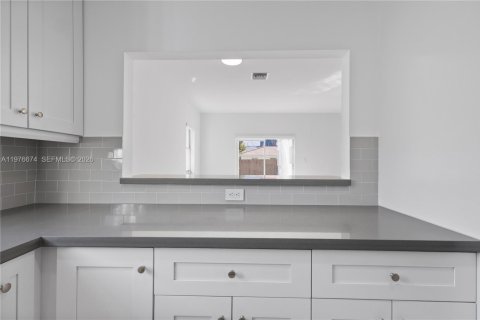 Townhouse in Miami, Florida 3 bedrooms, 211.82 sq.m. № 2040545 - photo 6