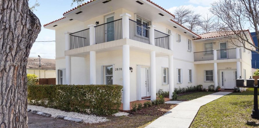 Townhouse in Miami, Florida 3 bedrooms, 211.82 sq.m. № 2040545