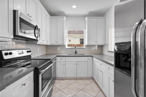 Townhouse in Miami, Florida 3 bedrooms, 211.82 sq.m. № 2040545 - photo 5