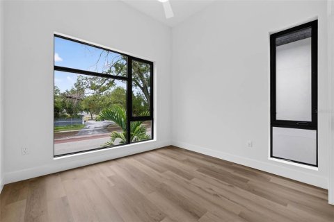 Townhouse in Saint Petersburg, Florida 2 bedrooms, 128.02 sq.m. № 2238502 - photo 14