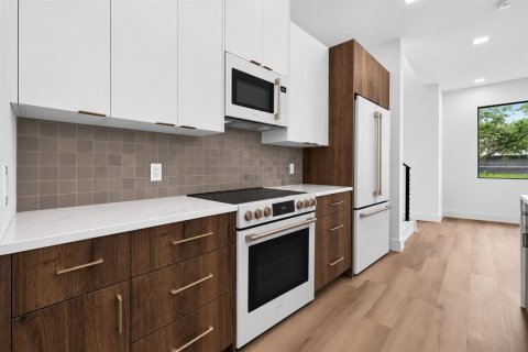 Townhouse in Saint Petersburg, Florida 2 bedrooms, 128.02 sq.m. № 2238502 - photo 9