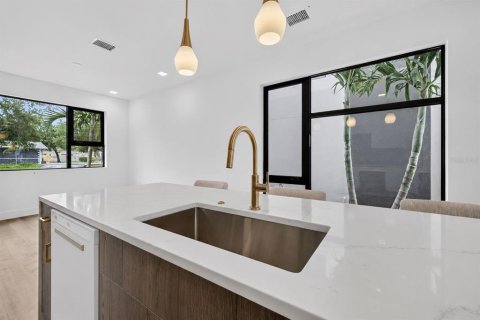 Townhouse in Saint Petersburg, Florida 2 bedrooms, 128.02 sq.m. № 2238502 - photo 8
