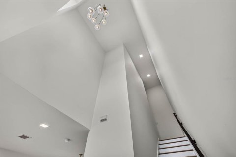 Townhouse in Saint Petersburg, Florida 2 bedrooms, 128.02 sq.m. № 2238502 - photo 13