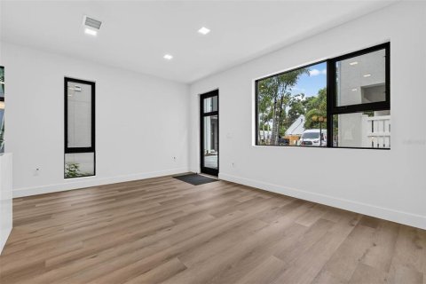 Townhouse in Saint Petersburg, Florida 2 bedrooms, 128.02 sq.m. № 2238502 - photo 11