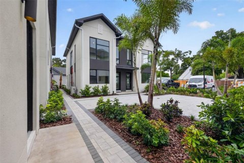 Townhouse in Saint Petersburg, Florida 2 bedrooms, 128.02 sq.m. № 2238502 - photo 19