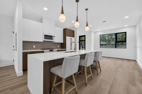 Townhouse in Saint Petersburg, Florida 2 bedrooms, 128.02 sq.m. № 2238502 - photo 6
