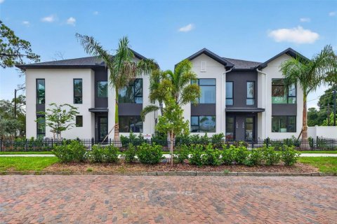 Townhouse in Saint Petersburg, Florida 2 bedrooms, 128.02 sq.m. № 2238502 - photo 3