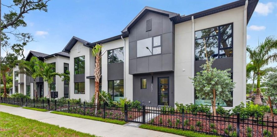 Townhouse in Saint Petersburg, Florida 2 bedrooms, 128.02 sq.m. № 2238502