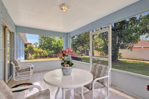 House in Port St. Lucie, Florida 3 bedrooms, 186.36 sq.m. № 2038333 - photo 17