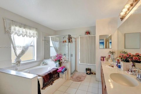 House in Port St. Lucie, Florida 3 bedrooms, 186.36 sq.m. № 2038333 - photo 16