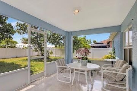 House in Port St. Lucie, Florida 3 bedrooms, 186.36 sq.m. № 2038333 - photo 18