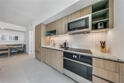 Condo in Miami, Florida, 2 bedrooms  № 1934692 - photo 4