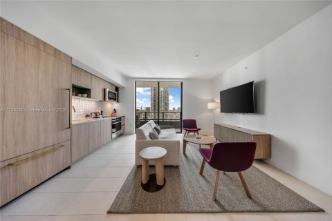 Condo in Miami, Florida, 2 bedrooms  № 1934692 - photo 1