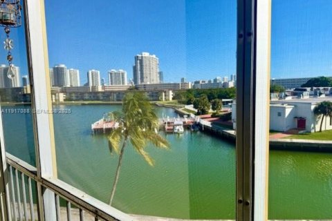 Купить кондоминиум в Авентура, Флорида 1 спальня, 70.88м2, № 1976646 - фото 1