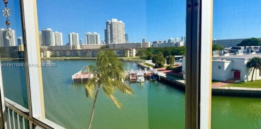 Кондоминиум с 1 спальней в Авентура, Флорида № 1976646