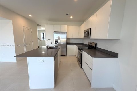 Touwnhouse à louer à Homestead, Floride: 4 chambres, 154.78 m2 № 2023965 - photo 5