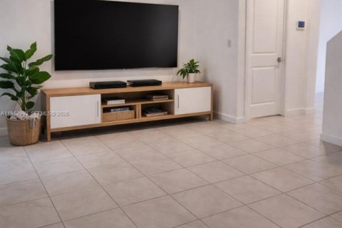 Купить таунхаус в Флорида-Сити, Флорида 3 спальни, 140.47м2, № 2009056 - фото 2