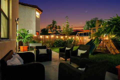 Casa en venta en Homestead, Florida, 5 dormitorios, 236.9 m2 № 2385327 - foto 24