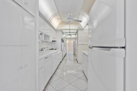 Condominio en venta en Bay Harbor Islands, Florida, 2 dormitorios, 91.04 m2 № 1955642 - foto 17