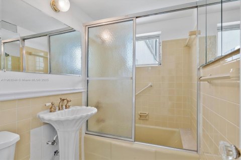 Condominio en venta en Bay Harbor Islands, Florida, 2 dormitorios, 91.04 m2 № 1955642 - foto 16