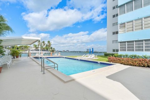 Condominio en venta en Bay Harbor Islands, Florida, 2 dormitorios, 91.04 m2 № 1955642 - foto 22