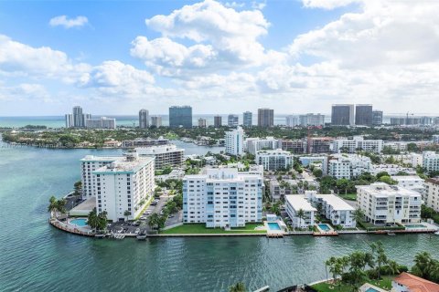 Condominio en venta en Bay Harbor Islands, Florida, 2 dormitorios, 91.04 m2 № 1955642 - foto 26