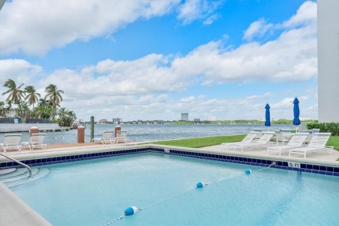 Condominio en venta en Bay Harbor Islands, Florida, 2 dormitorios, 91.04 m2 № 1955642 - foto 23