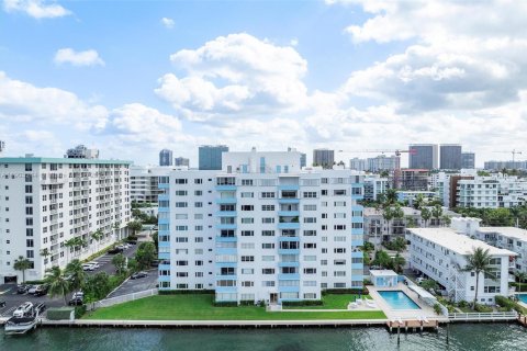 Condominio en venta en Bay Harbor Islands, Florida, 2 dormitorios, 91.04 m2 № 1955642 - foto 24