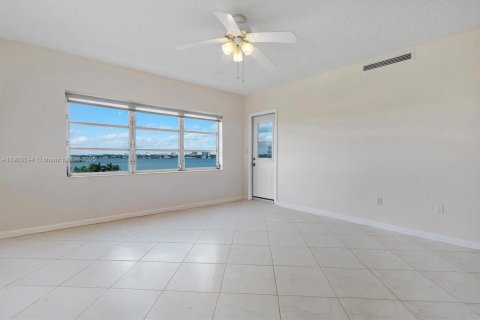 Condominio en venta en Bay Harbor Islands, Florida, 2 dormitorios, 91.04 m2 № 1955642 - foto 15