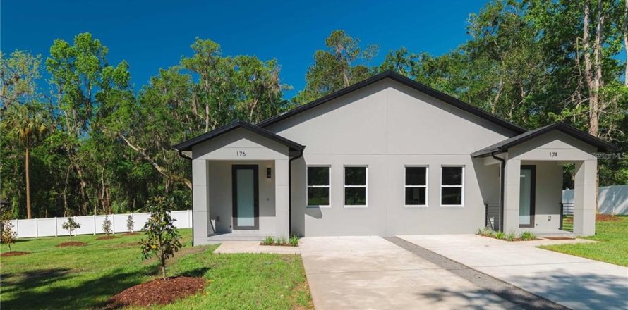 Immobilier commercial à Brooksville, Floride 4 chambres, 228.91 m2 № 2102812