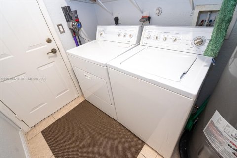 House in Miramar, Florida 5 bedrooms, 281.68 sq.m. № 2003054 - photo 11