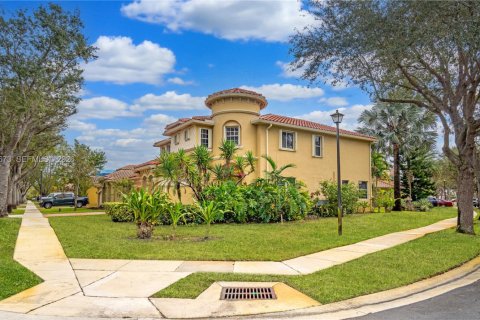 House in Miramar, Florida 5 bedrooms, 281.68 sq.m. № 2003054 - photo 2