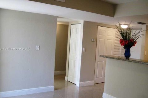Copropriété à louer à Miami, Floride: 2 chambres, 64.94 m2 № 1858650 - photo 11