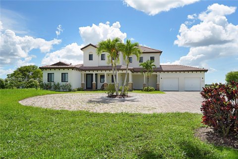 House in Homestead, Florida 4 bedrooms, 361.02 sq.m. № 1925659 - photo 1